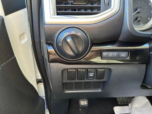 Used 2017 Nissan Titan SV image 17