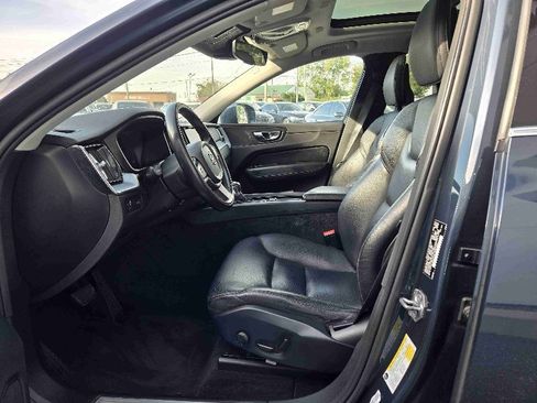 Used 2018 Volvo XC60 T6 Momentum w/ Convenience Package image 9