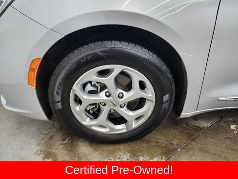 Certified 2023 Chrysler Pacifica Limited FWD image 40