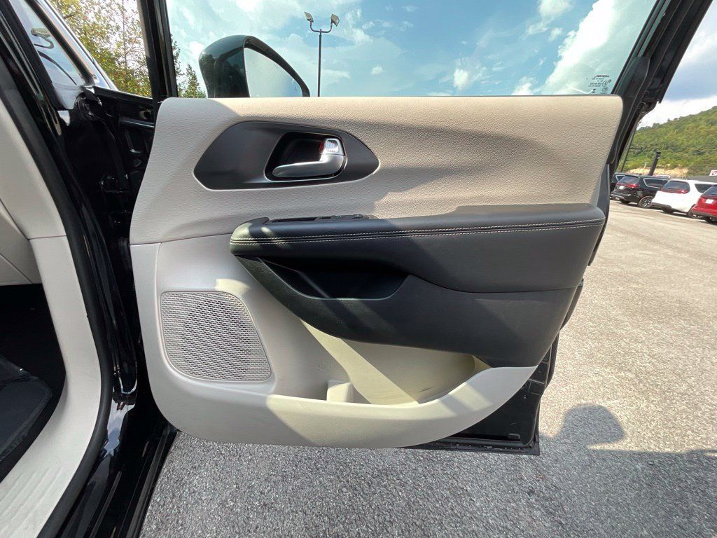 Used 2024 Chrysler Pacifica Touring-L FWD image 21