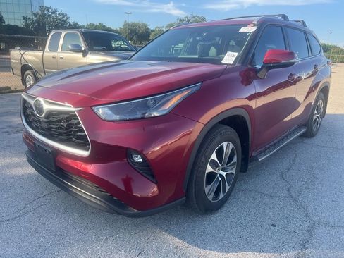 Used 2024 Toyota Highlander XLE FWD image 1