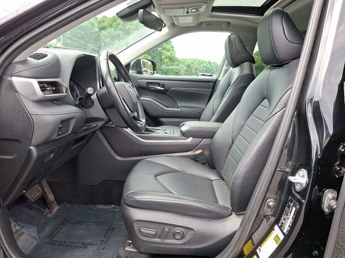 Used 2021 Toyota Highlander XLE AWD/4WD image 14