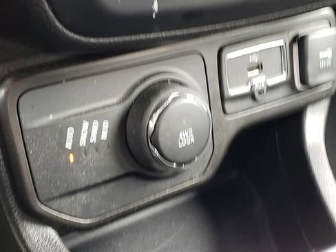 Used 2021 Jeep Renegade Latitude AWD/4WD image 23