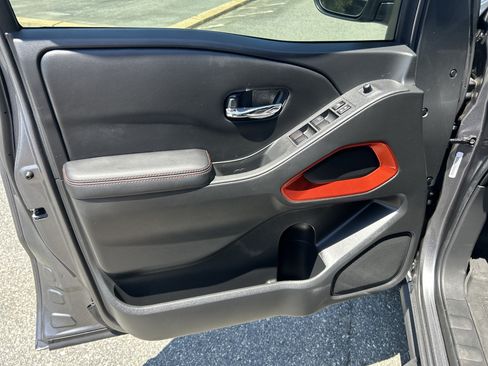 Used 2025 Nissan Frontier Pro-X RWD image 9