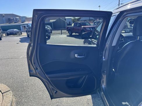 Used 2018 Jeep Compass Latitude w/ Popular Equipment Group AWD/4WD image 27