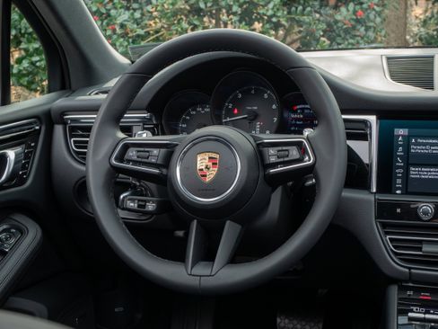 Certified 2025 Porsche Macan AWD/4WD image 23