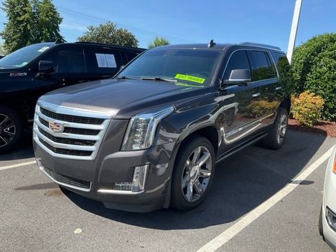 Used 2016 Cadillac Escalade Premium RWD image 3