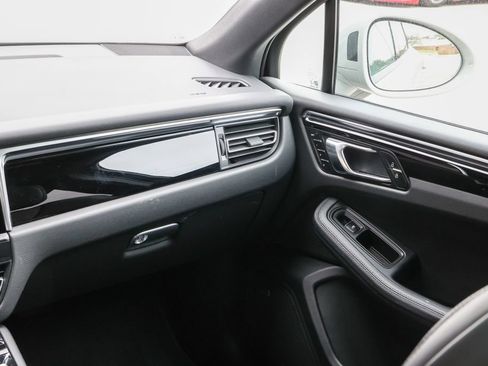 Certified 2026 Porsche Macan Turbo AWD/4WD image 40
