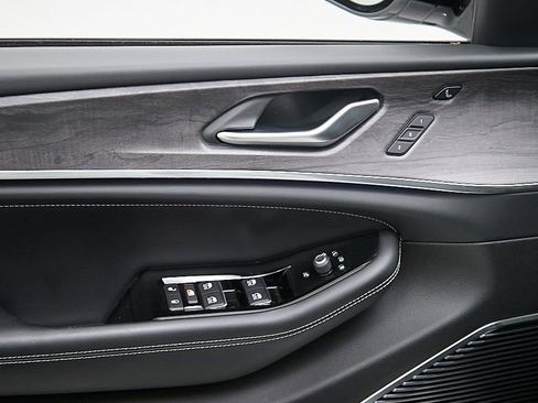 Used 2022 Jeep Grand Cherokee L Overland w/ Advanced Protech Group III image 11