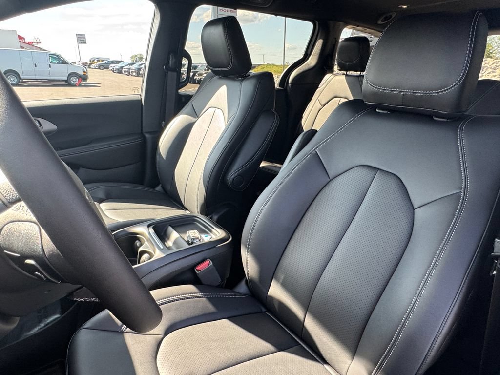New 2027 Chrysler Pacifica Select FWD image 18