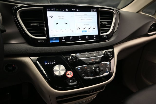 Used 2024 Chrysler Pacifica Touring-L FWD image 40