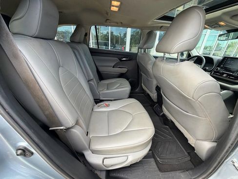 Used 2021 Toyota Highlander XLE FWD image 13