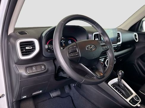 Used 2024 Hyundai Venue Limited FWD image 9
