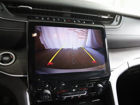 Used 2022 Jeep Grand Cherokee Limited image 20