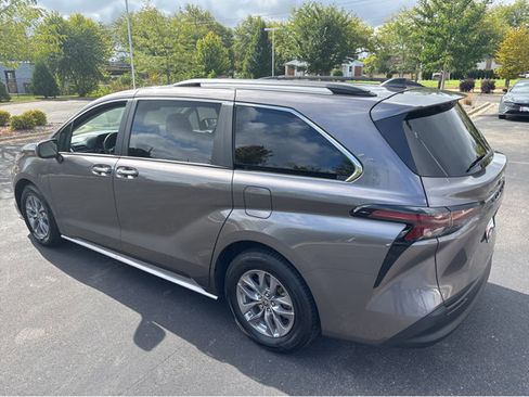 Used 2024 Toyota Sienna XLE image 17