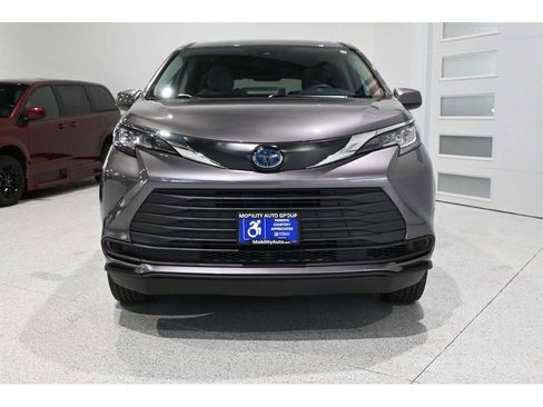 Used 2023 Toyota Sienna LE FWD image 4