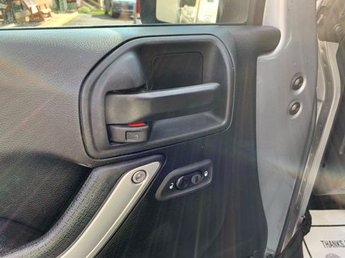 Used 2017 Jeep Wrangler Unlimited Rubicon w/ Cold Weather Group AWD/4WD image 12
