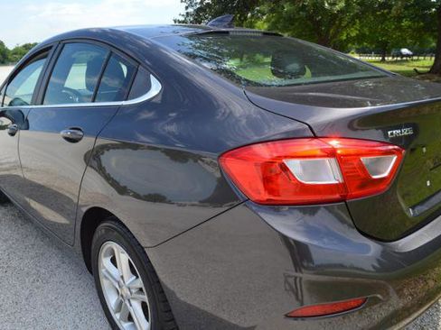 Used 2017 Chevrolet Cruze LT w/ Convenience Package FWD image 3