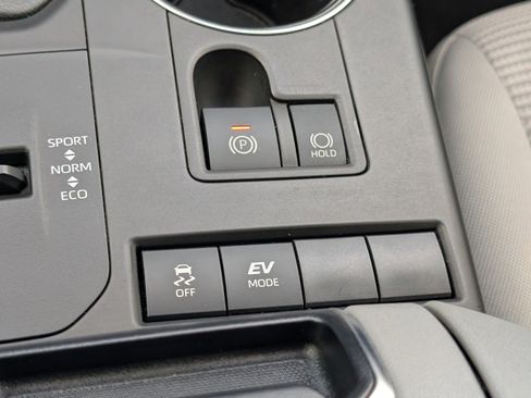 Used 2022 Toyota Highlander LE image 27