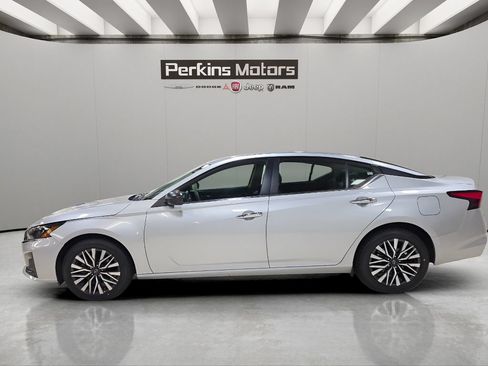 Used 2024 Nissan Altima 2.5 SV AWD/4WD image 2