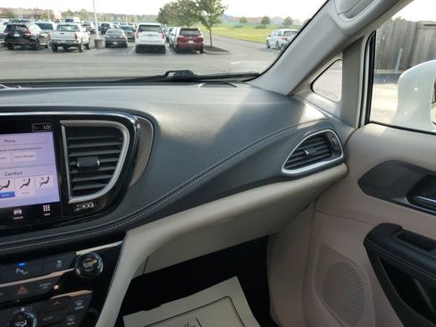Used 2022 Chrysler Pacifica Touring-L image 25