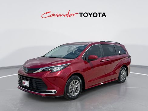 Used 2023 Toyota Sienna XLE FWD image 1