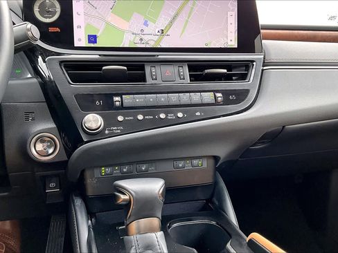 Used 2025 Lexus ES 300h w/ Premium Package image 35