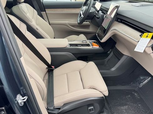New 2025 Volvo EX90 Plus w/ Protection Package Premier image 10