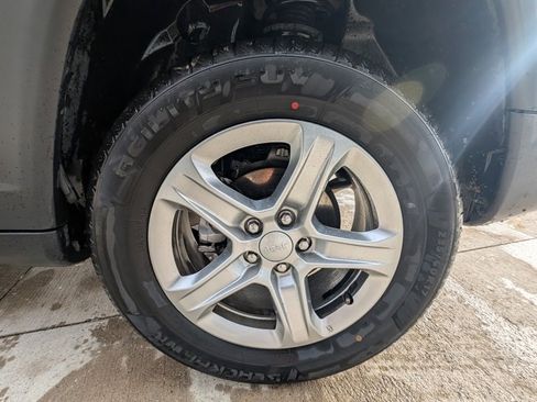 Used 2024 Jeep Compass Latitude image 38