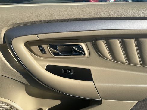 Used 2019 Ford Taurus SE image 11