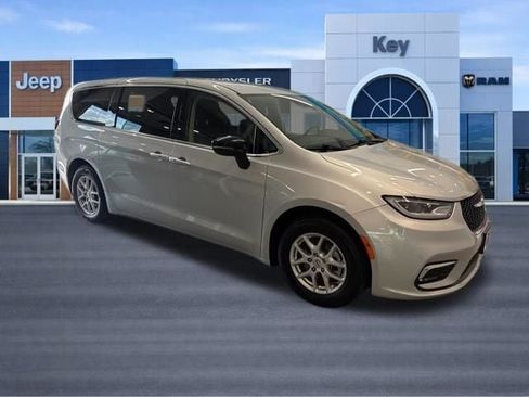 Used 2024 Chrysler Pacifica Touring-L FWD image 10