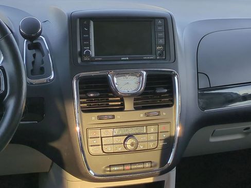 Used 2014 Chrysler Town & Country Touring-L image 33