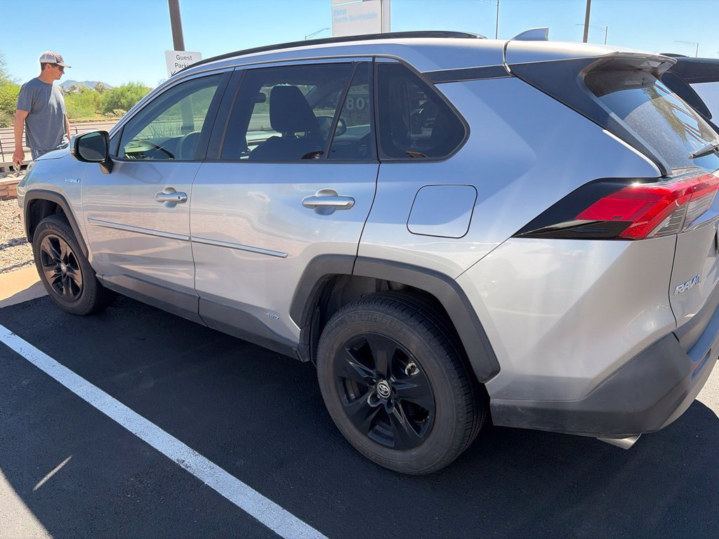 Used 2021 Toyota RAV4 LE w/ Carpet Mat Package (TMS) AWD/4WD image 4