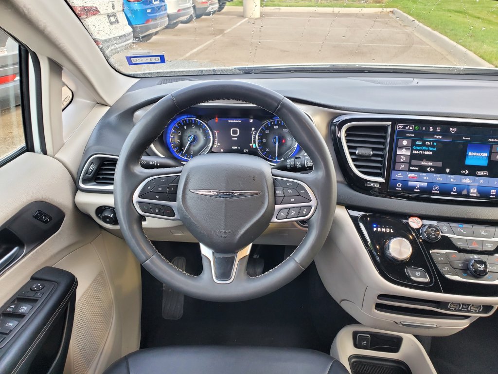 Used 2024 Chrysler Pacifica Touring-L FWD image 16