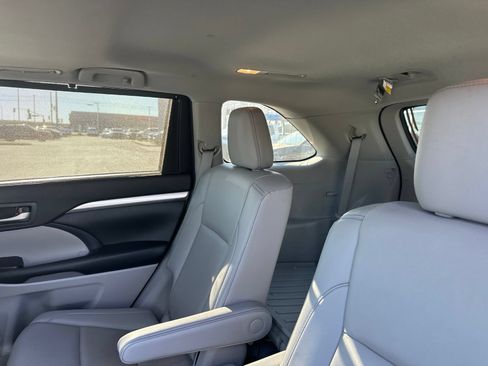 Used 2019 Toyota Highlander XLE AWD/4WD image 14