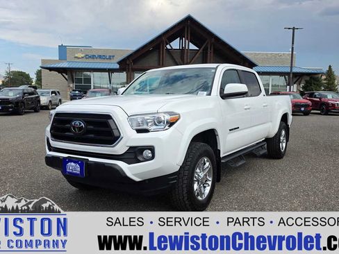 Used 2022 Toyota Tacoma SR5 w/ Black Out Package (TMS) AWD/4WD image 1