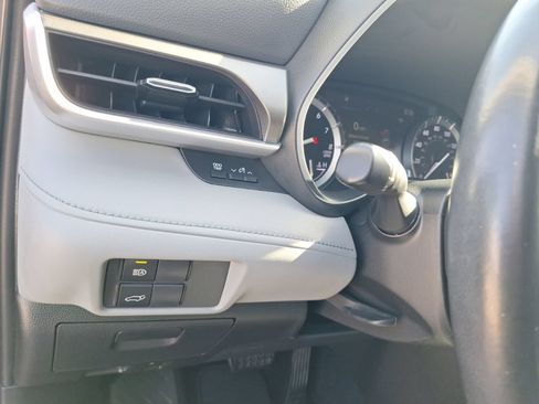 Used 2021 Toyota Highlander XLE FWD image 18
