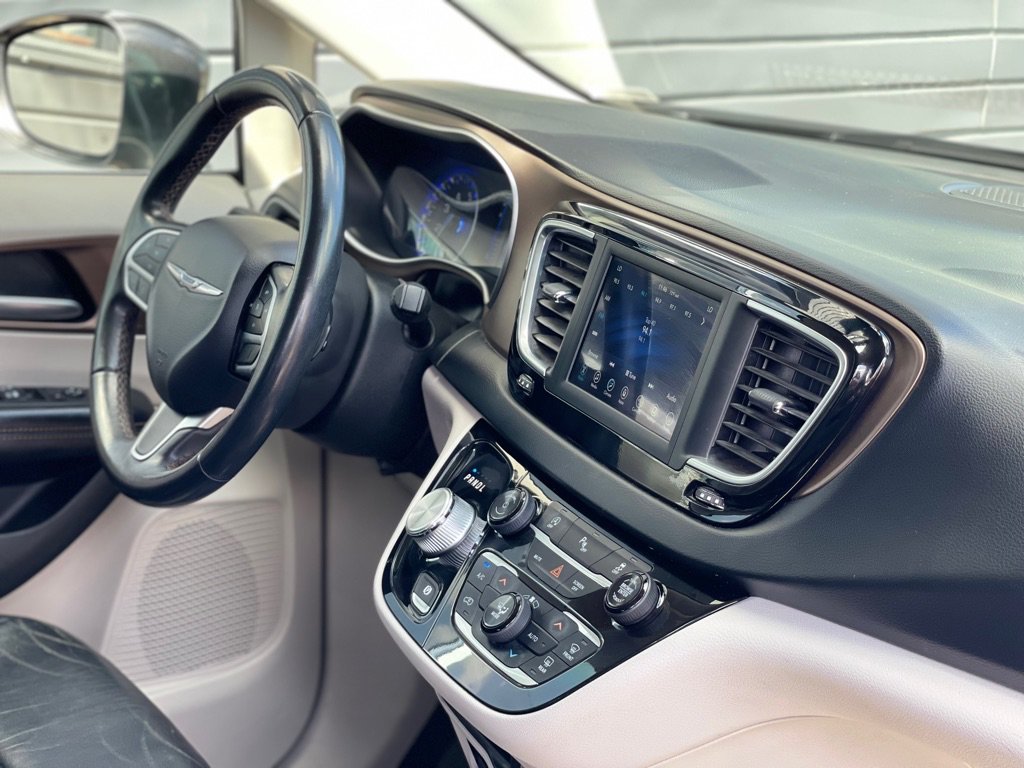 Used 2018 Chrysler Pacifica Touring-L FWD image 23