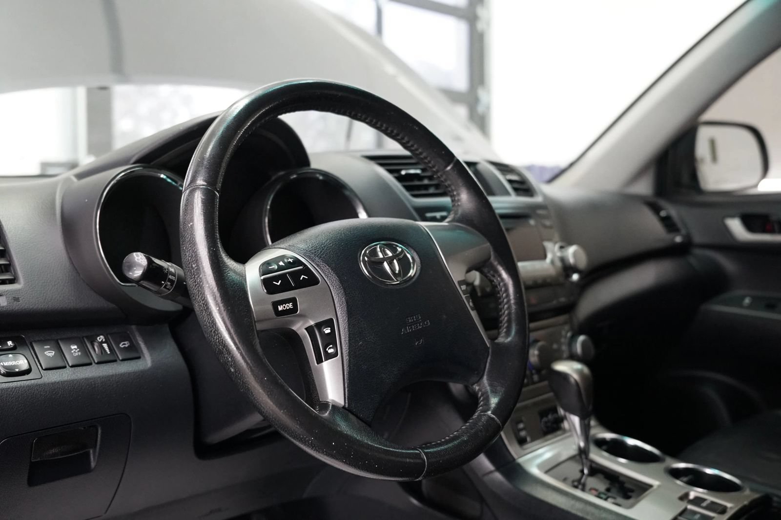 Used 2012 Toyota Highlander SE w/ Tow Pkg FWD image 20
