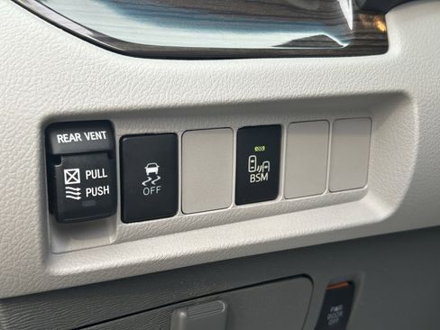 Used 2017 Toyota Sienna XLE image 15