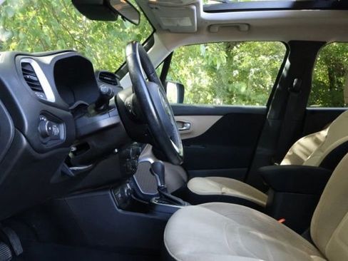 Used 2019 Jeep Renegade Latitude w/ Cold Weather Group image 9