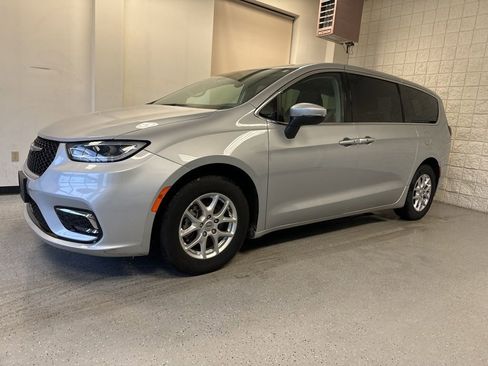 Used 2023 Chrysler Pacifica Touring-L image 15