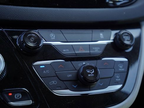 Used 2023 Chrysler Voyager LX image 19