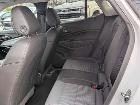 Used 2025 Chevrolet Trax LT w/ LT Convenience Package image 32