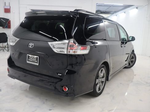 Used 2017 Toyota Sienna SE Premium FWD image 10