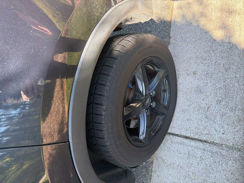 Used 2017 Ford Explorer XLT w/ Equipment Group 202A image 10