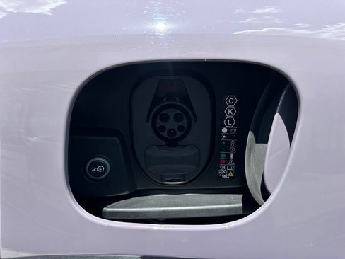 Certified 2025 Porsche Macan 4S Electric AWD/4WD image 47
