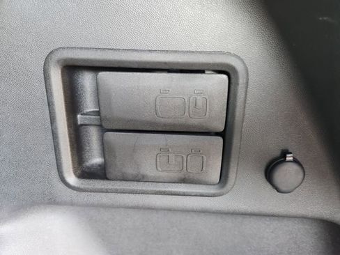 Used 2023 Chevrolet Equinox Premier FWD image 36