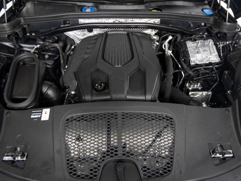 Certified 2025 Porsche Macan image 36