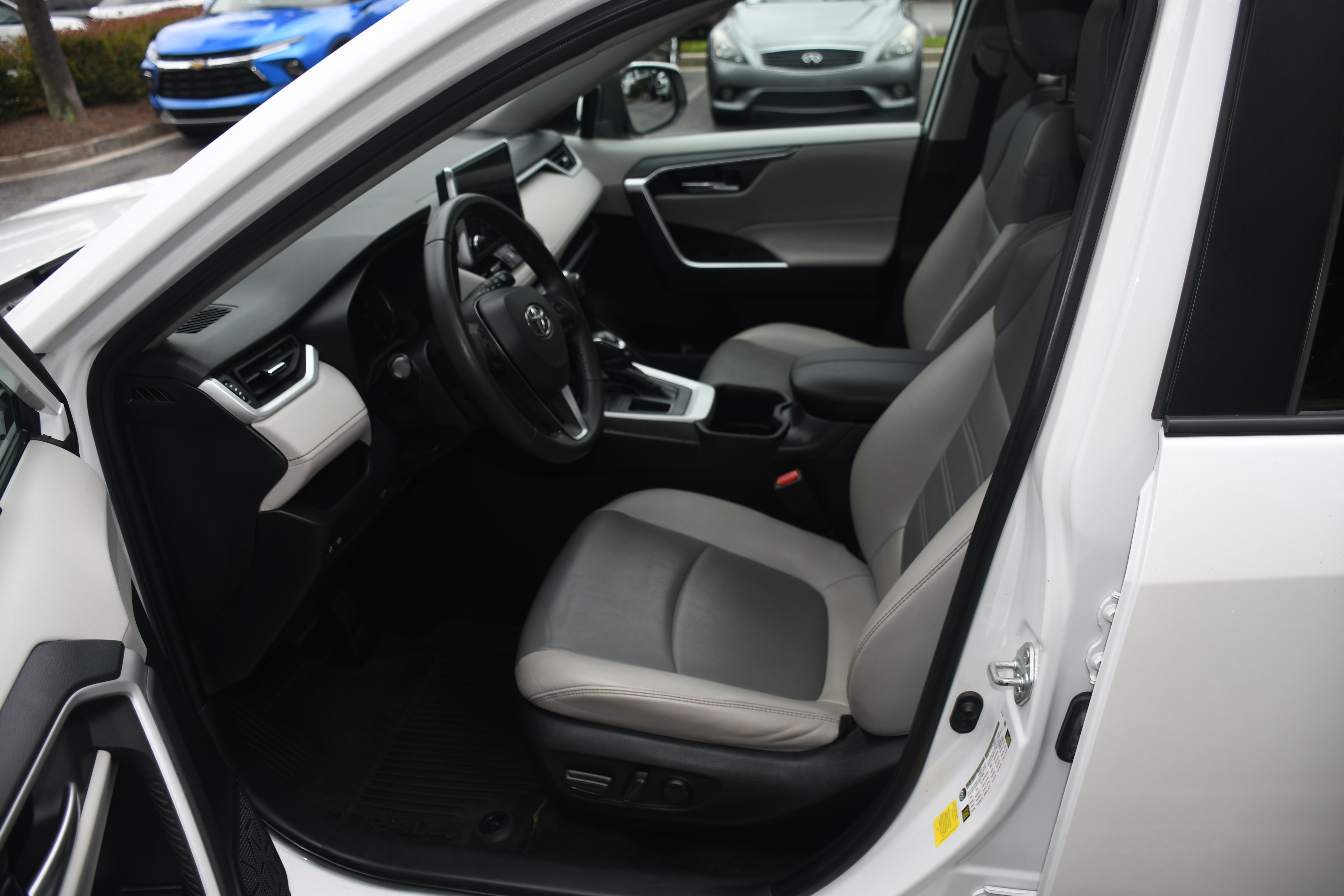 Used 2023 Toyota RAV4 XLE Premium FWD image 8